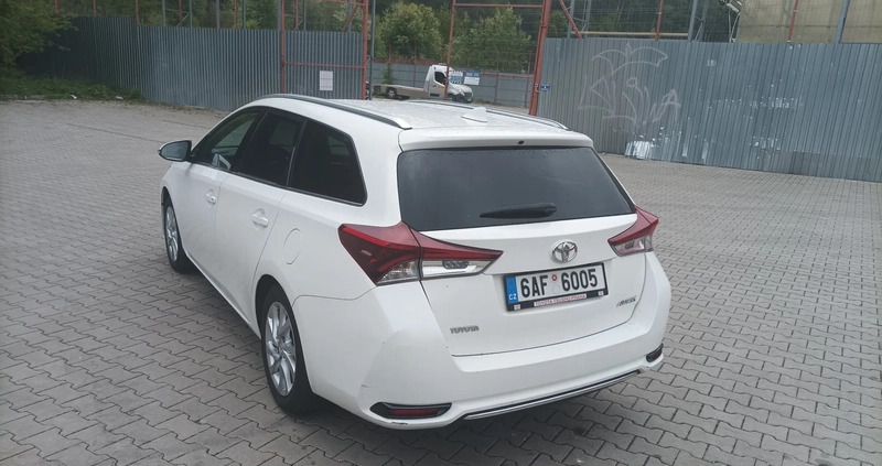 Toyota Auris cena 38990 przebieg: 190000, rok produkcji 2017 z Urzędów małe 121